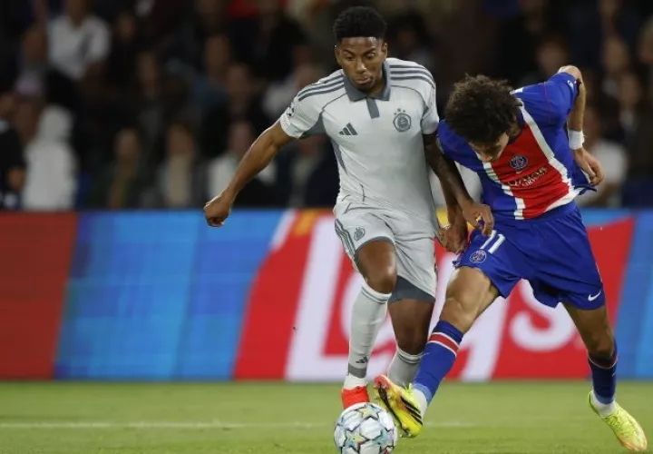 El panameño César Blackman (izq.) jugador del Bratislava. Foto: EFE