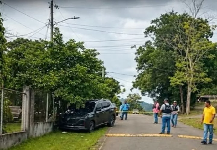 El vehículo donde viajaba Pedro Torres, una camioneta color negro, perdió el control y fue a dar fuera de la carretera. Foto. Diómedes Sánchez
