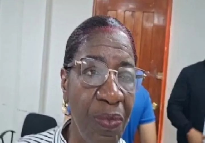 Rosa Martínez, directora regional de educación, precisó que la medida es para que que los directivos y docentes realicen una evaluación técnica de los daños en los planteles. Foto. Diómedes Sánchez