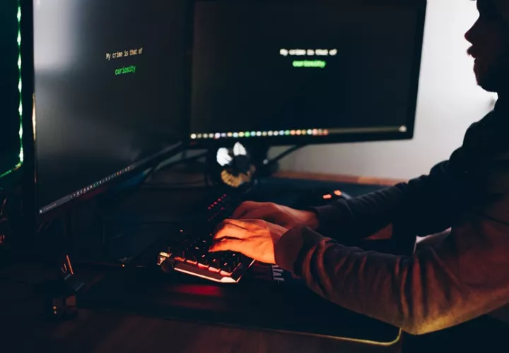 La amenaza adquiere una dimensión adicional cuando el computador también se utiliza para trabajar. Foto: Pexels