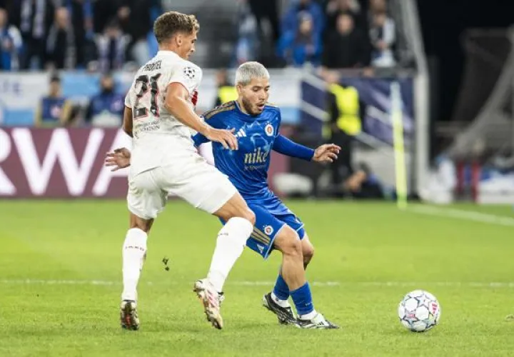 El panameño Cristian Martínez del Slovan (der.) y Grischa Promel  del Stuttgart. Foto:EFE