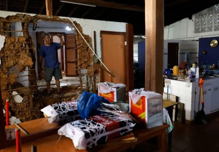 Jorge Martínez muestra los daños sufridos por su casa colonial de 180 años de antigüedad en Macaracas a causa  del terremoto. Foto: EFE