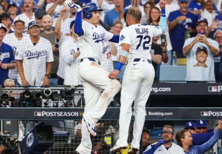 Freddie Freeman y Miguel Rojas, ambos jugadores de los Dodgers. Foto: EFE