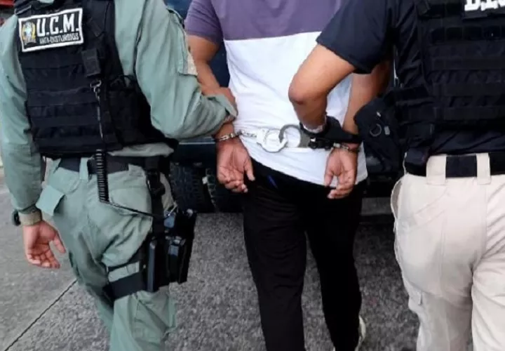 Momento en que sujeto era conducido por unidades de la Policía Nacional. Foto: Cortesía MP