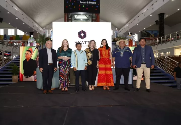 La foto oficial de los panelistas y organizadores del evento. Foto: Cortesía.