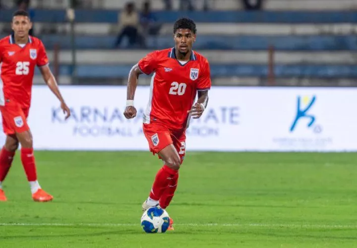 Giovany Herbert con el balón durante el partido de Panamá ante Ecuador- Foto: FPF
