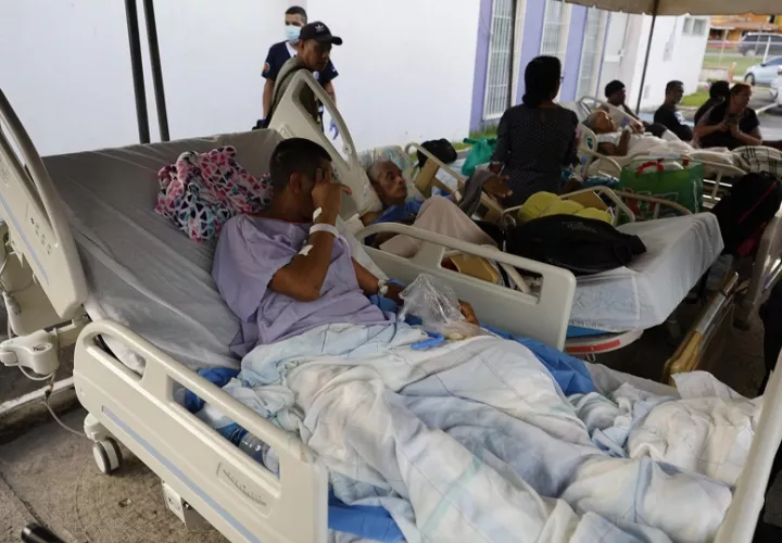 Pacientes del Hospital Aquilino Tejeira fueron evacuados luego del terremoto de magnitud 7,5 que sacudió el sureste de Panamá. Foto EFE