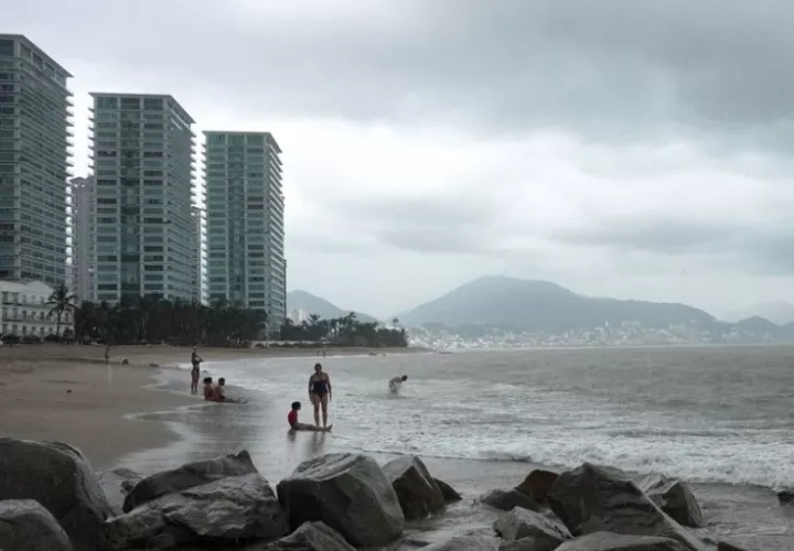 Turistas permanecen en una playa en Puerto Vallarta estado de Jalisco (México). Foto: EFE