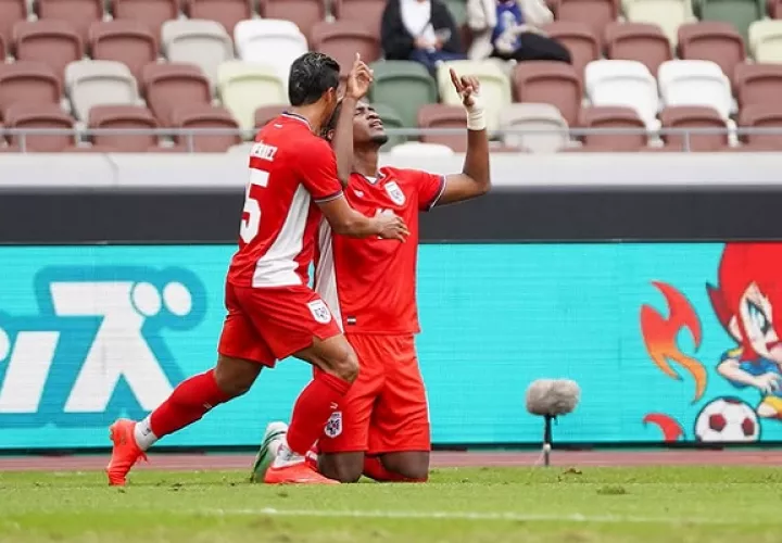  Josué Vergara se arrodilla y festeja su gol ante Ecuador. Foto: FPF