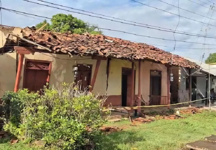 En La Arena de Chitré, varias residencias presentan daños que mantienen en preocupación a sus moradores, quienes relatan cómo el esfuerzo de años de trabajo se ha visto comprometido por el terremoto y las sucesivas réplicas. Foto. Thays Domínguez
