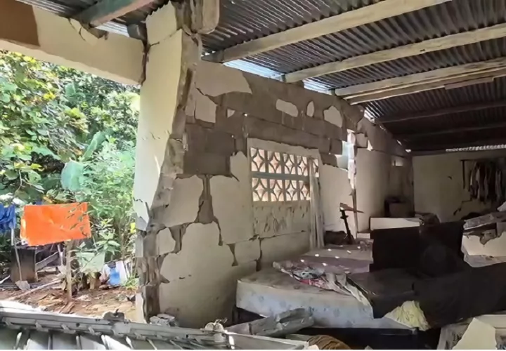 Según los residentes, más de 60 viviendas han resultado afectadas en La Pitaloza, algunas con daños severos y otras completamente derrumbadas. Foto. Thays Domínguez