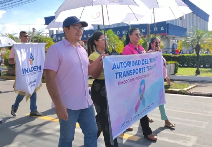 Las actividades de la campaña de la cinta rosada y celeste comenzaron en Los Santos con una caminata bajo el lema “Uniendo fuerzas contra el cáncer”. Foto. Thays Domínguez