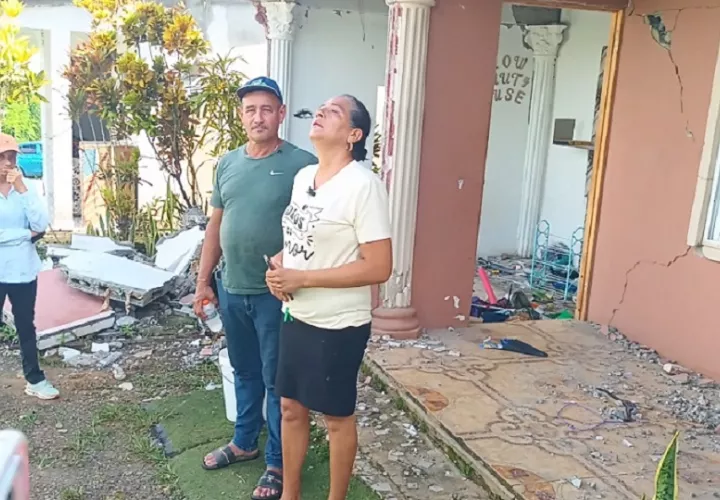 La señora Isabel García, en medio de sollozos, dijo que su abuela perdió su casa y que no quedó nada en pie, pero para sorpresa de la familia ella estaba fuera de la vivienda. Foto. Melquíades Vásquez