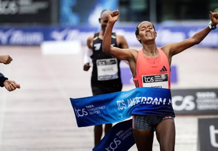 La etíope Buze Diriba gana el maratón de Amsterdam. Foto: EFE