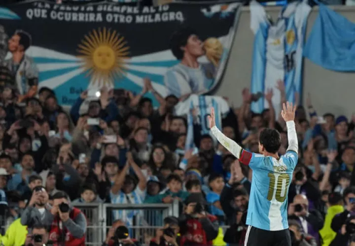 Lionel Messi de Argentina saluda, al finalizar un partido amistoso entre Argentina y Benín en el estadio Monumental. Foto: EFE