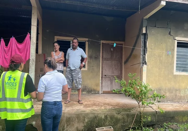 Los funcionarios del Mides han ido casa por casa. Fotos: Cortesía