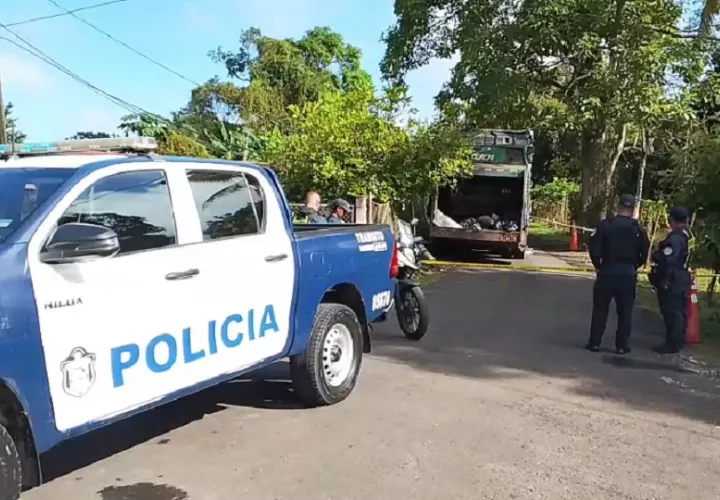 El accidente ocurrió cuando el conductor del vehículo realizó una maniobra de retroceso sin percatarse de que su compañero se encontraba en la parte trasera. Foto. Eric Montenegro