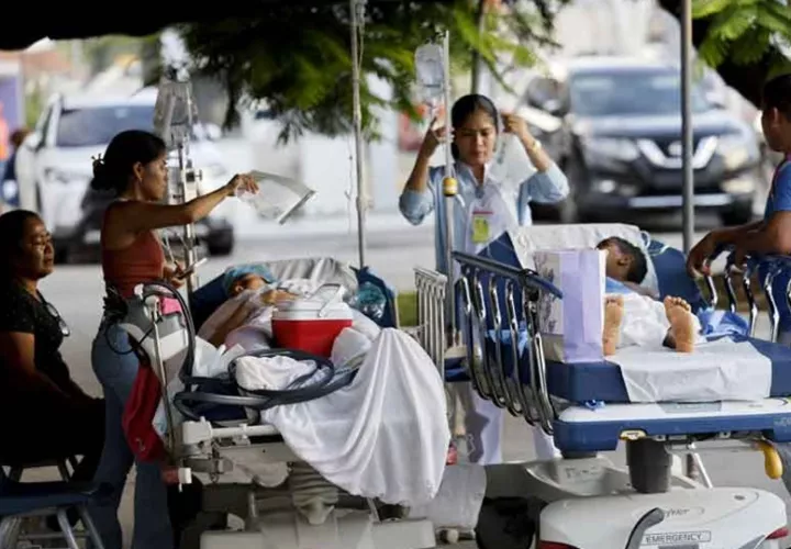 Pacientes del Hospital Aquilino Tejeira son atendidos luego del terremoto de magnitud 7,5. Foto EFE