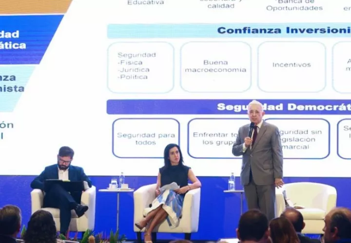 El expresidente de Colombia Álvaro Uribe Vélez (d) habla junto a la directora regional del Programa de las Naciones Unidas para el Desarrollo (PNUD) para América Latina y el Caribe, Michelle Muschett, y expresidente de Chile Gabriel Boric. Foto: EFE