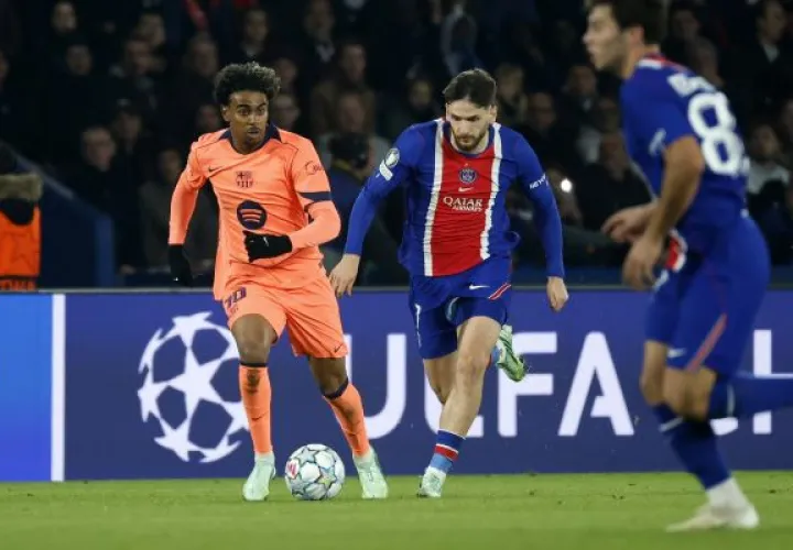 Lamine Yamal, del Barcelona, y Khvicha Kvaratskhelia, del PSG, disputan el balón. Foto: EFE