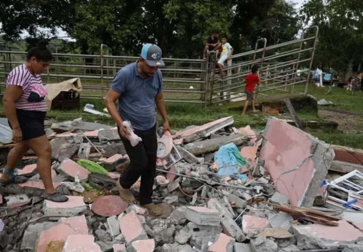 Familias buscas sus pertenencias entre los escombros. Foto: EFE