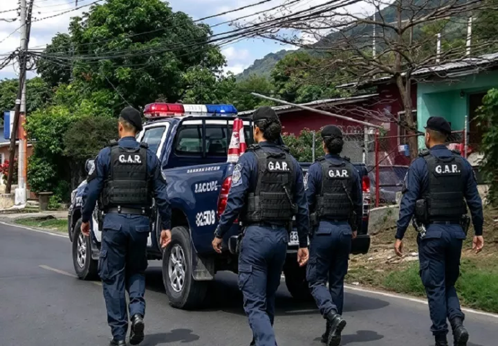 La víctima recibió dos impactos de bala: uno en el lado derecho de la espalda y otro en el brazo izquierdo. Vecinos del sector lo movilizaron hacia un vehículo de la Policía Nacional . Foto. Eric Montenegro