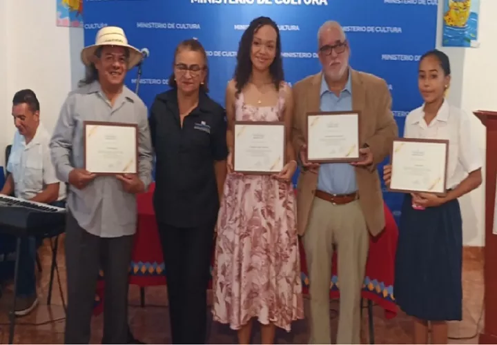Fueron distinguidos niños y jóvenes que comienzan a incursionar en el mundo de la composición musical y la creación literaria. Foto. Melquíades Vásquez