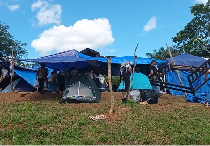 Harsh Ahir, miembro de la asociación de indostanos de la provincia de Veraguas, llevarom alimentos y carpas. Foto. Melquíades Vásquez