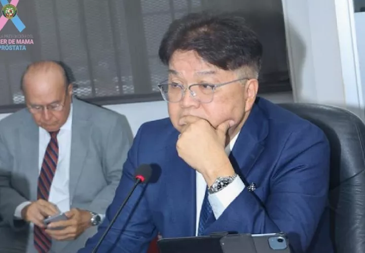 Milton Ayón Wong visitó la Comisión de Presupuesto este martes. Foto: Cortesía