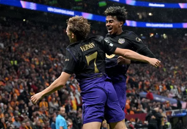Fermín salta y festeja su gol con Lamine Yamal. Foto: EFE