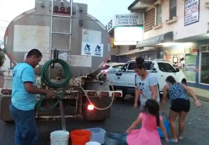 Cuando hay crisis por daños en las potabilizadoras o daños en tuberías, el paliativo es enviar algunos carros cisterna. /Foto: Panamá América