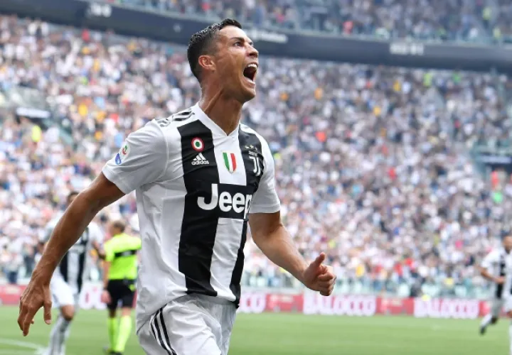 Cristiano Ronaldo recibió el apoyo de su nuevo equipo, la Juventusde Turín. /Foto AP