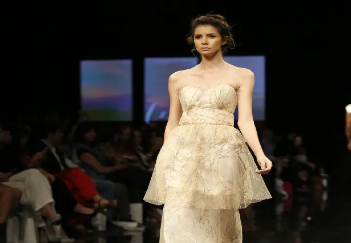 Durante el desfile de la diseñadora Lidia Minota se vieron delicadas prendas, llenas de encajes, brillo y mucha textura.
