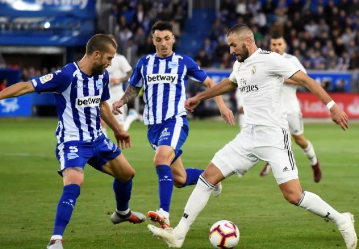 Benzema (d) viene de una lesión en los isquiotibiales. /Foto EFE