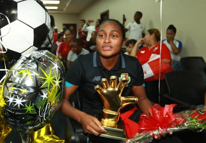 Yenith Bailey a su llegada al Aeropuerto Internacional de Tocumen. Anayansi Gamez