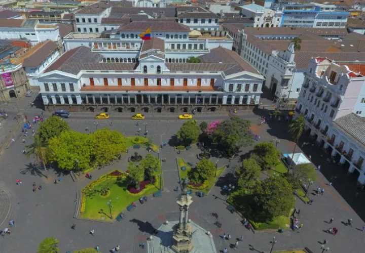 Quito, donde invierno y verano conviven en un mismo día, recibe más de medio millón de turistas extranjeros al año. /Foto EFE