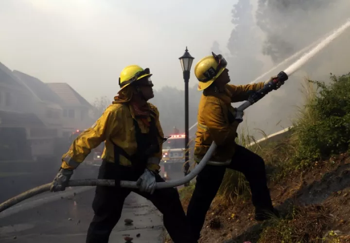 Buscan recursos extraordinarios para enfrentar el fuego. EFE