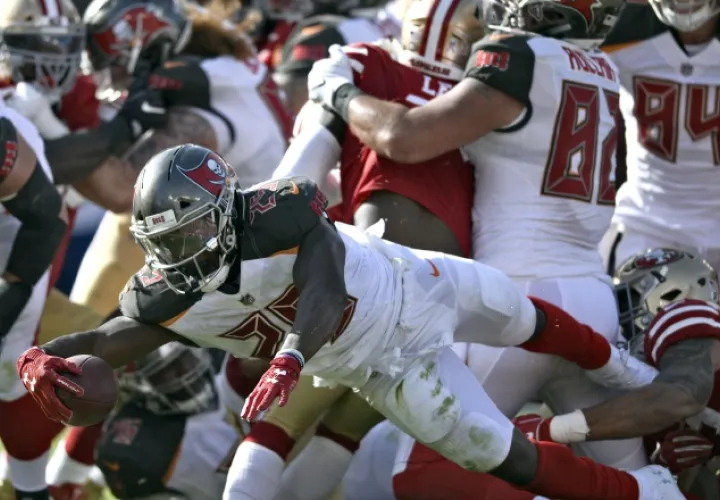 Peyton Barber (25) anota para Tampa. /Foto AP