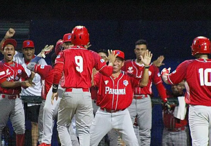 El equipo panameño celebra su histórica clasificación. Fedebeis