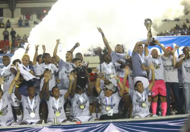 Jugadores del Tauro levantan la Copa y festejan el título del Tornero de Apertura 2018. /Foto Anayansi Gamez
