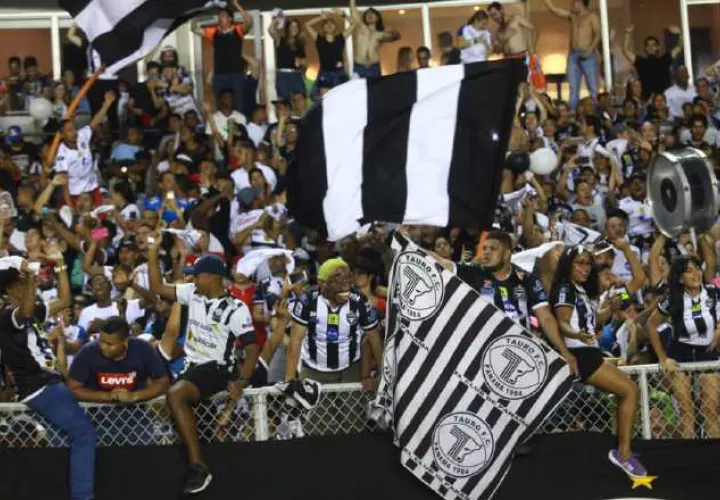 Aficionados "taurinos" celebran en el Rommel. /Foto Anayansi Gamez