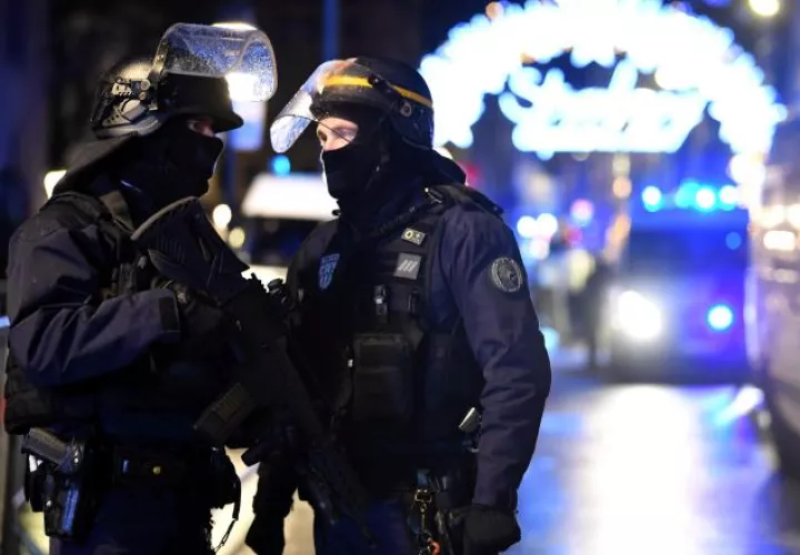 Oficiales de policía hacen guardia cerca a donde podría ubicarse al atacante tras un tiroteo mortal, en el Mercado de Navidad. EFE