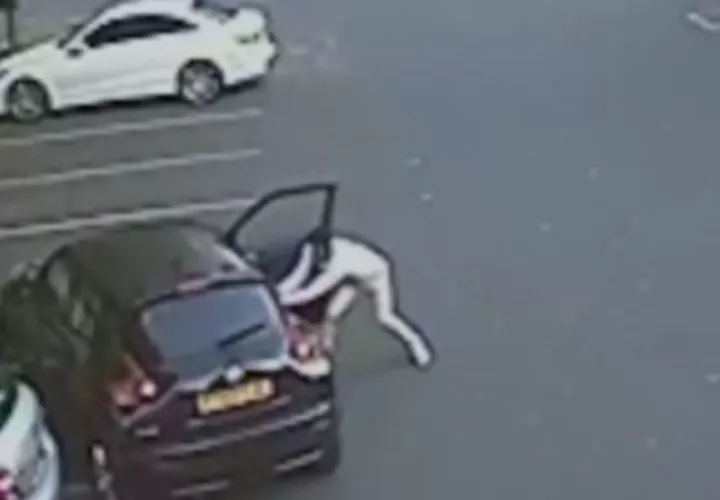 El jugador agrede a la mujer que estaba dentro del auto. Foto captura