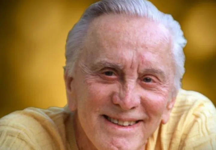 En la cuenta  está Kirk Douglas, un actor y productor de cine  estadounidense, ya retirado. 