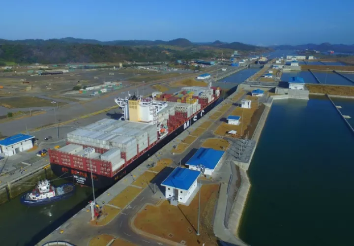 El Canal de Panamá tiene entre sus planes el desarrollo de un área de logística, lo que favorecería a los puertos nacionales. Archivo