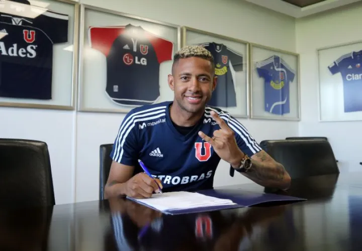 Gabriel Torres, durante la firma de su millonario contrato. Cortesía
