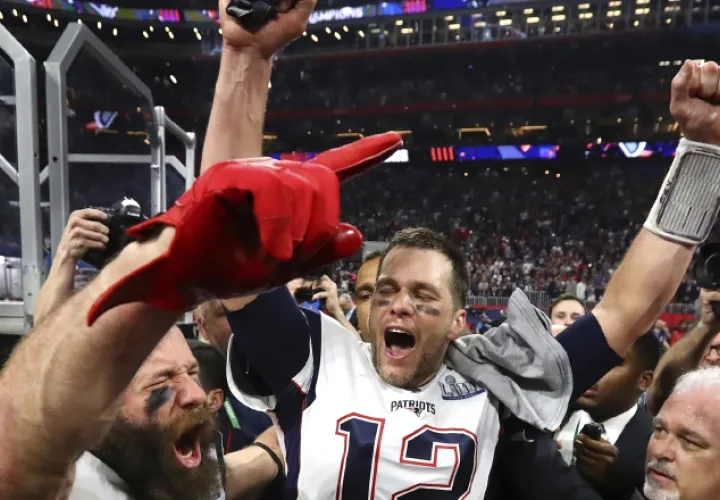 Julian Edelman y Tom Brady (12).  AP