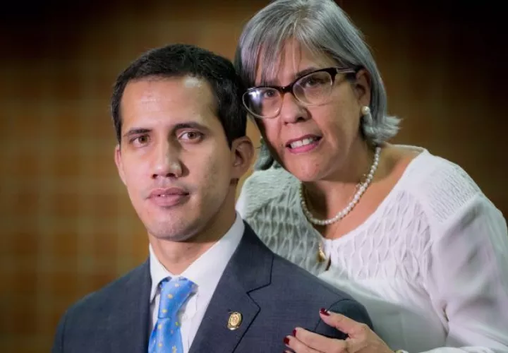 El jefe del parlamento de Venezuela, Juan Guaidó, y su mamá Norka Márquez, ayer en Caracas. EFE