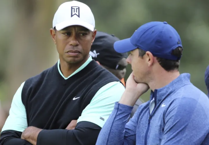Tiger Woods conversa con  Rory McIlroy. AP
