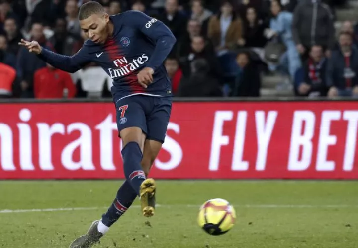 Kylian Mbappe anota el tercer gol del PSG. AP